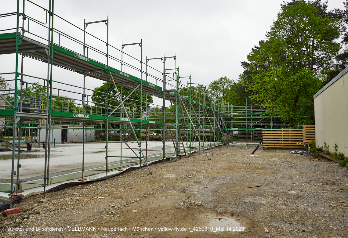 14.05.2023 - Ein Kran für die Baustelle Haus für Kinder in Neuperlach